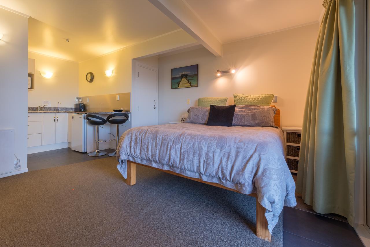 By The Bay Beachfront Apartments Mangonui Extérieur photo